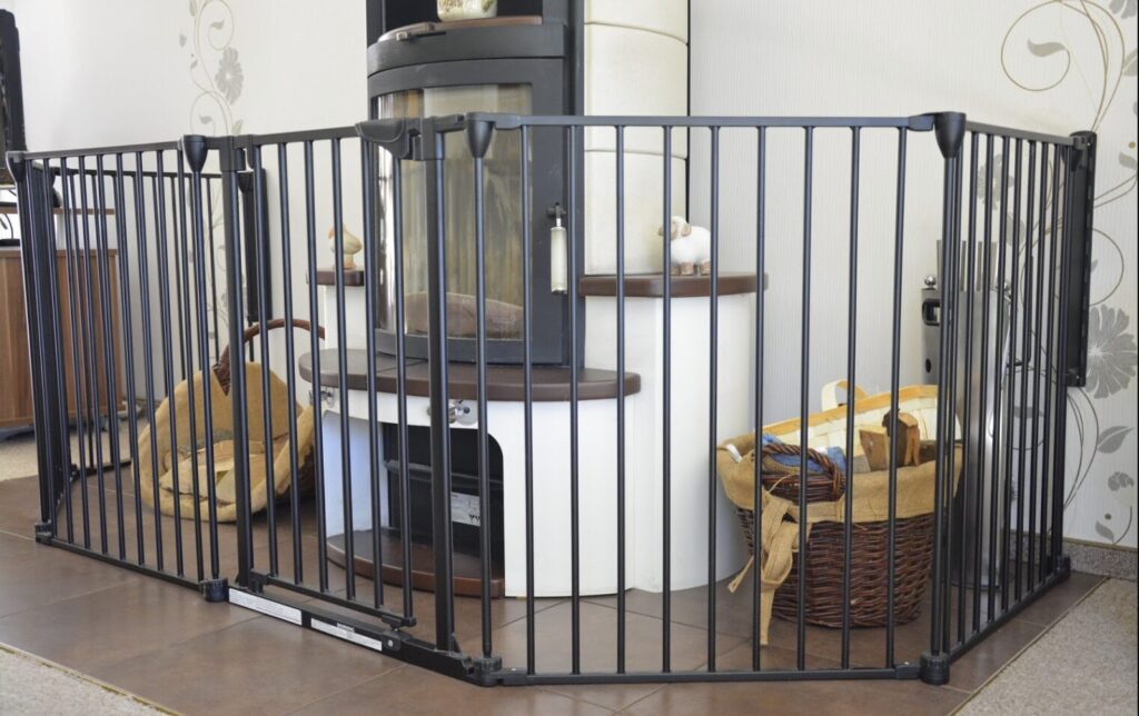 Ein Schutzgitter verhindert, dass Kinder dem heißen Ofen zu nahe kommen.