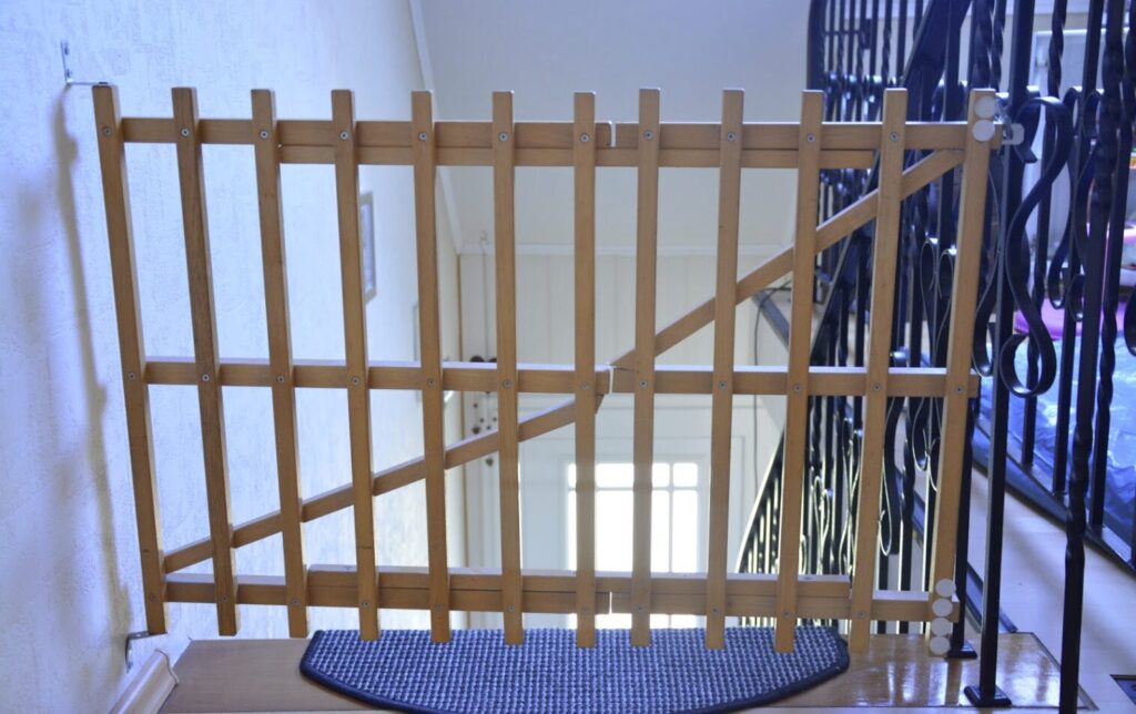 Treppengitter und rutschfeste Treppe zur Kindersicherung im Haushalt