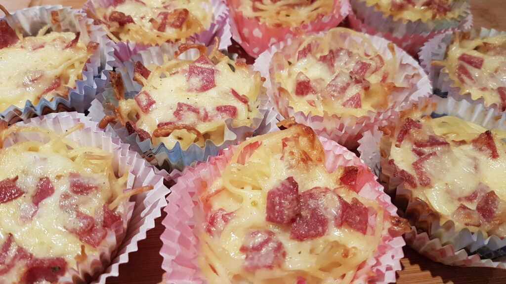 Herzhafte Muffins mit Nudeln und Käse