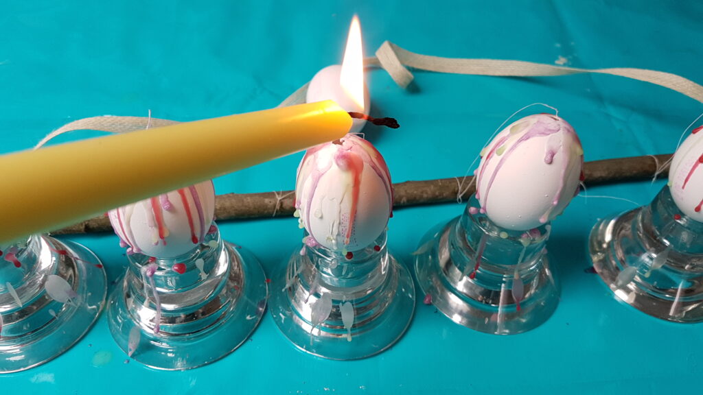 Selbstgemachte Osterdeko mit buntem Kerzenwachs