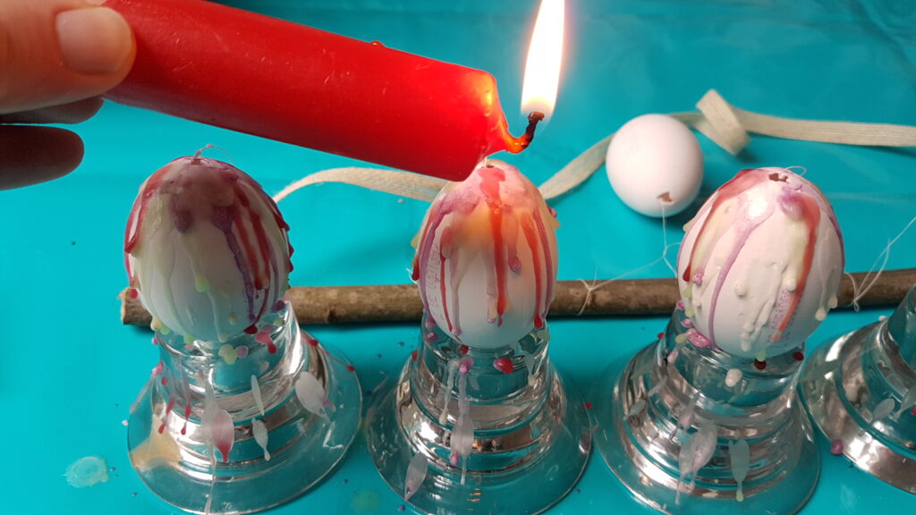 Selbstgemachte Osterdeko mit buntem Kerzenwachs