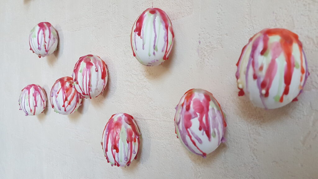 DIY Ostereier mit Kerzenwachs dekoriert