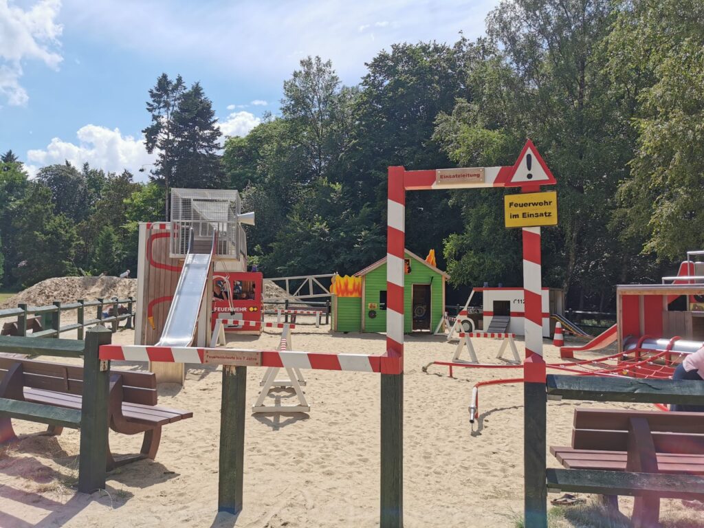 Schloss Dankern Feuerwehr Spielplatz