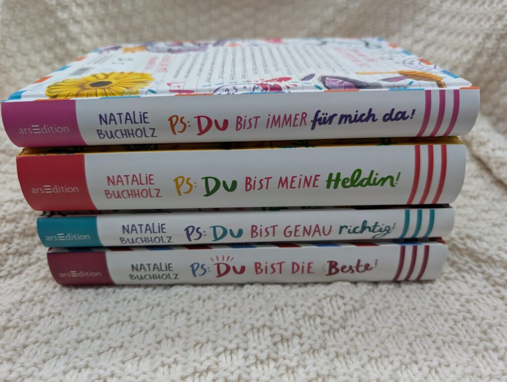 Buchcover „PS: Du bist die Beste!“ mit buntem, verspieltem Design