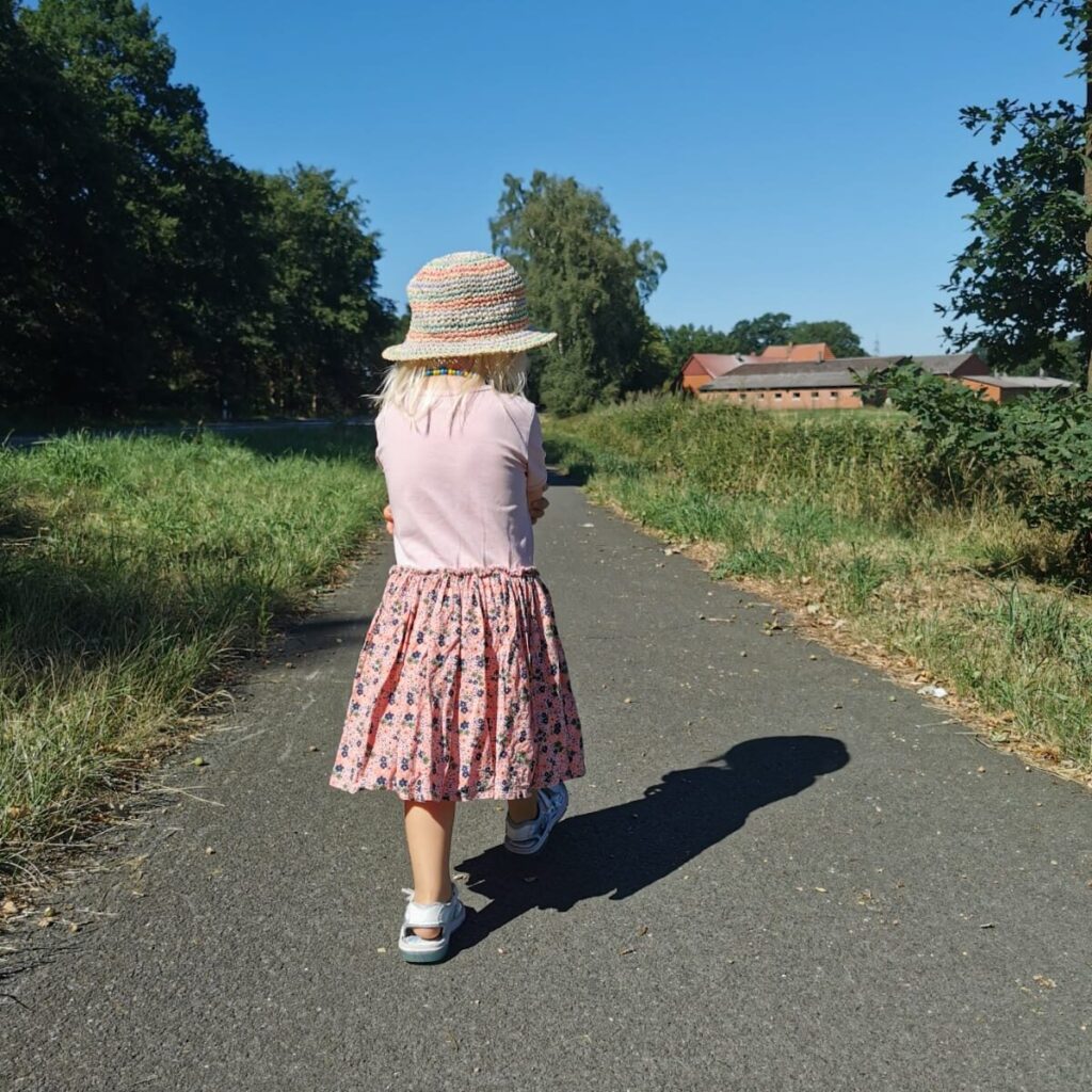 Eltern sprechen mit Kind über Kindergarten