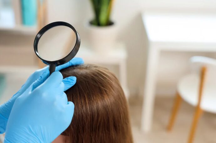 Läuse Behandlung Kinder Haare auskämmen mit Lupe suchen