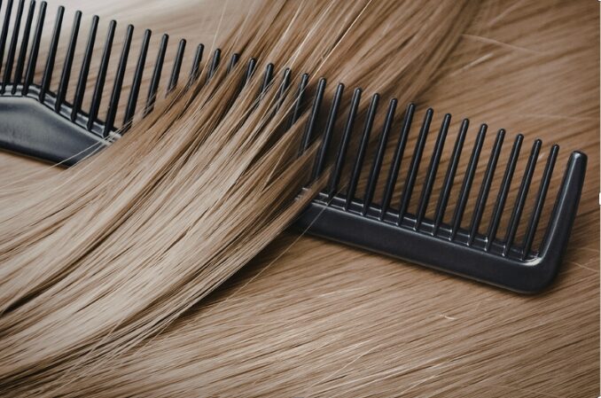 Nissenkamm Anwendung bei Kindern Haare kämmen