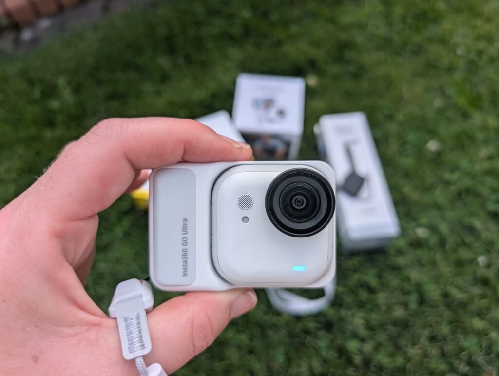 Kleine Insta360 GO Ultra 4K Kamera in der Hand